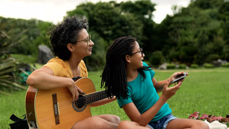 Mujer-Tocando-La-Guitarra-En-El-Parque